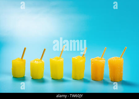 Mini Größe Eis am Stiel auf einem blauen Hintergrund abheben Stockfoto