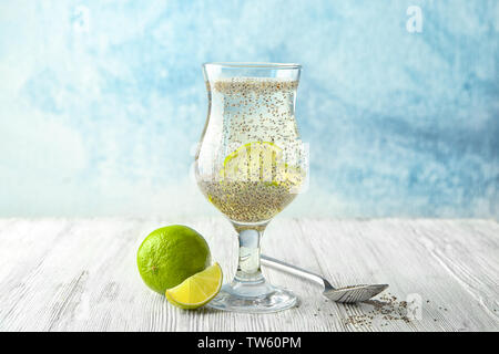 Glas Wasser mit Chia Samen und Kalk Schichten auf Tisch Stockfoto