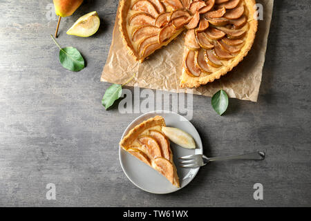 Zusammensetzung mit leckeren Pear tart auf Tisch Stockfoto