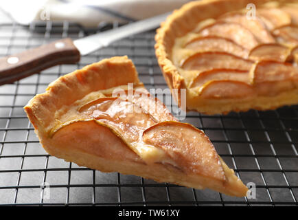 Kühlung Rack mit Stück leckeren Pear tart auf Tisch Stockfoto