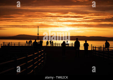 Trafalgar Piont, Morecambe, Lancashire, Großbritannien, 18. Juni 2019 Besucher sehen die Sonne vom Ende der Steinernen Steg bekannt wie Trafalgar Piont gehen. Credit: Fotografieren Nord/Alamy leben Nachrichten Stockfoto