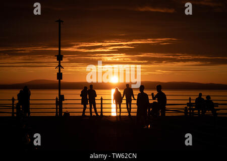 Trafalgar Piont, Morecambe, Lancashire, Großbritannien, 18. Juni 2019 Besucher sehen die Sonne vom Ende der Steinernen Steg bekannt wie Trafalgar Piont gehen. Credit: Fotografieren Nord/Alamy leben Nachrichten Stockfoto