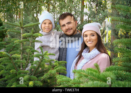 Glückliche Familie an Weihnachten Baum Markt Stockfoto