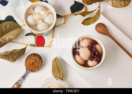 Die Knödel auf den Tisch. Stockfoto