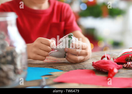 Kind, das Gefühl, Weihnachten Tannenbaum am Tisch Stockfoto