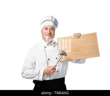 Männliche Küchenchef in Uniform holding Suppenkelle und Holzbrett auf weißem Hintergrund Stockfoto