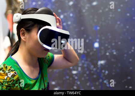 Shanghai, China - Mai 29,2017: junge chinesische Frau spielt mit Vr-Spiel auf dem Messegelände Stockfoto