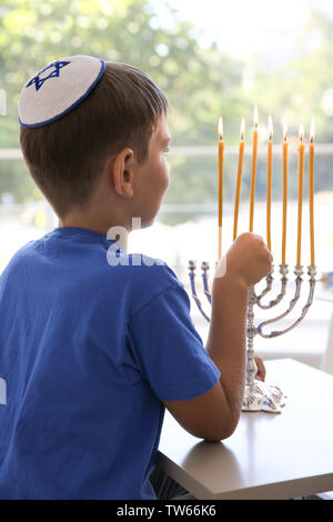 Jüdischen jungen Blitz menorah zu Hause Stockfoto