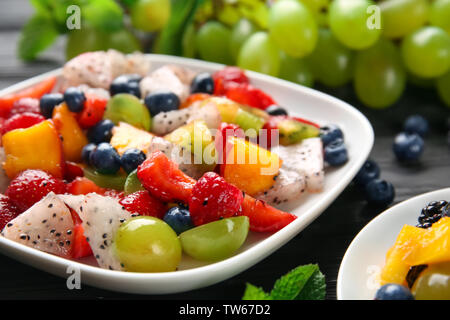 Mit leckerem Obst Salatteller, Nahaufnahme Stockfoto