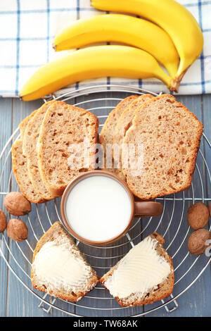 In Scheiben geschnittene Banane Brot mit Muttern auf hölzernen Tisch Stockfoto