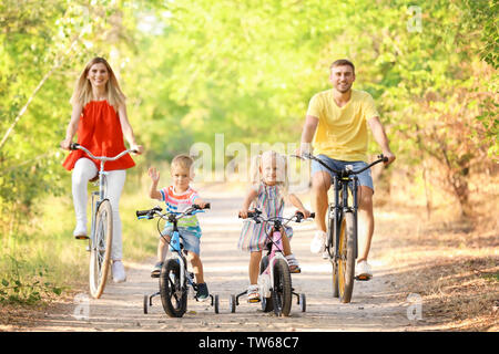 Happy Family Fahrrad im Park an einem sonnigen Tag Stockfoto