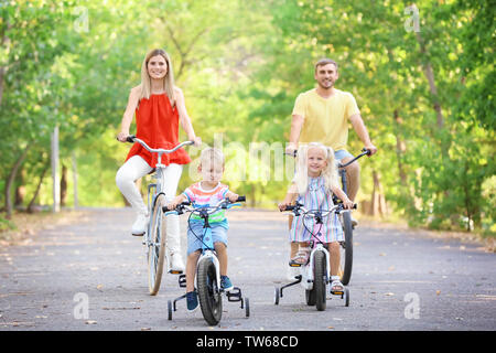 Happy Family Fahrrad im Park an einem sonnigen Tag Stockfoto