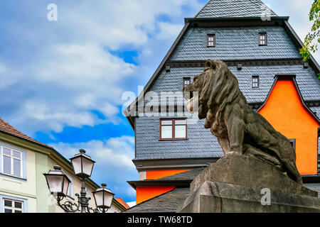 War Memorial - "Löwen"/Kriegerdenkmal - "Löwe" in der alten Stadt Amorbach, Deutschland Stockfoto