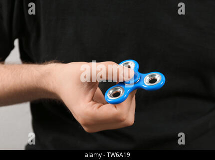 Mann mit modernen Spinner, Nahaufnahme Stockfoto