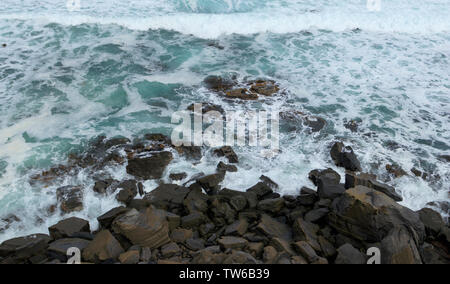 South Cape Tasmanien mit Felsen und Brandung Wellen am Fuß der Klippen am South Cape Bay im Süden von Tasmanien. Stockfoto
