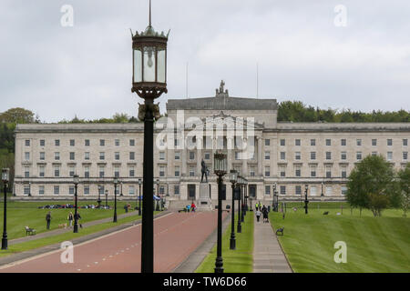 Vorderansicht des Northern Ireland Assembly Building (ehemals Parlament) in Stormont Belfast, mit den Mitgliedern der Öffentlichkeit vor Stormont. Stockfoto