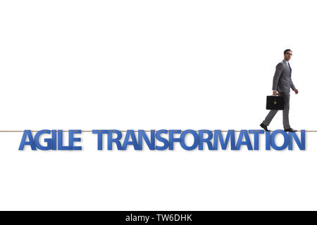 Agile transformation Konzept mit Geschäftsmann auf Seil Stockfoto