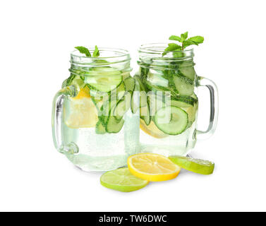 Frische Gurke Wasser mit Zitrone und Minze im Maurer Gläser, isoliert auf weißem Stockfoto