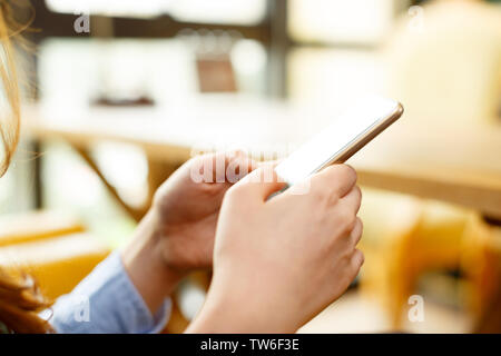Kellnerin und Kellner servieren Stockfoto