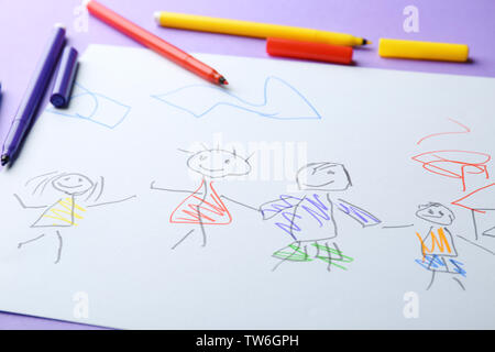 Zeichnung des Kindes der Familie auf Farbe, Hintergrund, Nahaufnahme Stockfoto