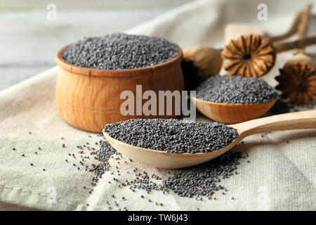 Mohn in hölzernen Löffel auf gewebe Stockfoto