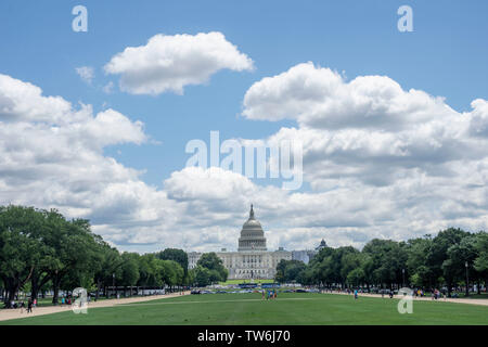 West Front die US-Kapitol in Washington, DC an einem luftigen Sommer. Ulysses S. Grant Memorial ist vor. Stockfoto