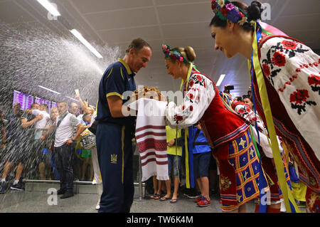 Kiew, Ukraine - JUNI 16,2019: Cheftrainer der Nationalmannschaft der Ukraine Oleksandr Petrakov taucht in Champagner während Team Ankunft in Borispol Ai Stockfoto