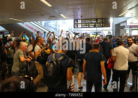 Kiew, Ukraine - 16. JUNI 2019: Ukrainische U20 Nationalmannschaft Spieler feiern mit den Fans während der Mannschaften Ankunft am Flughafen Boryspil in Kiew. Ukraine w Stockfoto