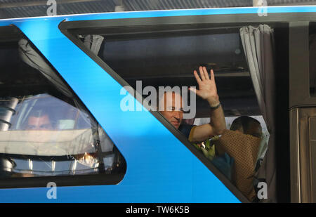 Kiew, Ukraine - 16. JUNI 2019: Cheftrainer der Nationalmannschaft der Ukraine Oleksandr Petrakov Wellen seine Hand während Team Ankunft am Flughafen Borispol Stockfoto