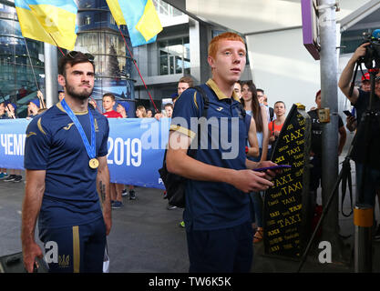 Kiew, Ukraine - 16. JUNI 2019: Spieler Sergej Buletsa und Yukhym Konoplia Spaziergang auf während der Ukraine National Team Ankunft am Flughafen Boryspil in Kiew Stockfoto