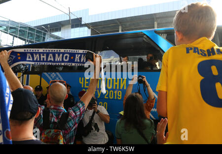 Kiew, Ukraine - 16. JUNI 2019: Fans Spieler während der Ukraine National Team Ankunft am Flughafen Boryspil in Kiew applaudieren. Ukraine gewannen ihre ersten F Stockfoto