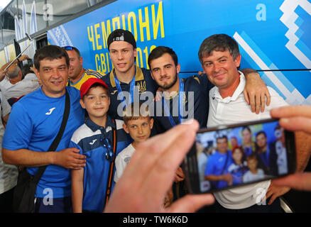 Kiew, Ukraine - 16. JUNI 2019: Ukrainische Spieler Denys Popov und 363 Buletsa posieren für ein Foto mit Fans, während der Nationalen team Ankunft in Borispol EIN Stockfoto