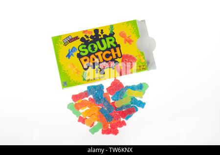 Sour Patch Kids gummies Bonbons oder Gummibärchen zuckerhaltigen Süßigkeiten mit geöffnetem Gehäuse isoliert Stockfoto