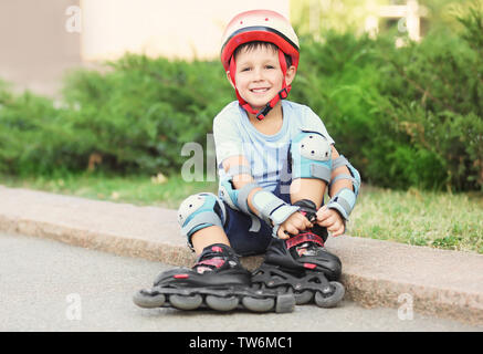 Little Boy auf Rollschuhen im Sommer Park Stockfoto