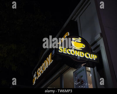 TORONTO, KANADA - 14. NOVEMBER 2018: Die zweite Tasse Kaffee Logo Vor Ihren lokalen Cafe in der Innenstadt von Toronto, Ontario in der Nacht. Zweite Tasse Kaffee ist ein Stockfoto