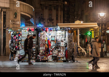 Belgrad, SERBIEN - 25. MÄRZ 2018: Leute, die vor einem Souvenirshop auf der Straße Kneza Mihailova Straße in der Nacht. Auch als Knez Mihaila bekannt, Stockfoto