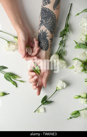 Frau mit schönen eustoma Blumen auf weißem Hintergrund Stockfoto