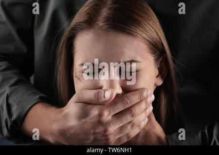 Mann für die junge Frau Mund Stockfoto