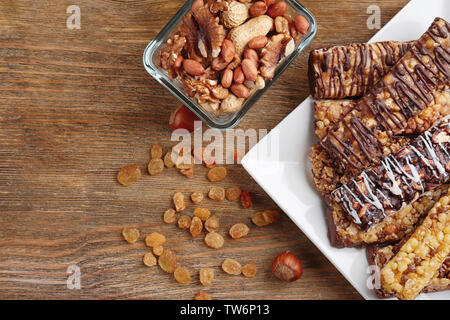 Mit Müsli Energy Bars und die Muttern an der Tischplatte Stockfoto