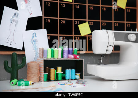 Moderne Nähmaschine und Zubehör Maßgeschneiderte auf Tisch Stockfoto