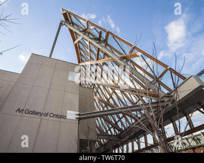 TORONTO, KANADA - 14. NOVEMBER 2018: Kunstgalerie von Ontario Eingang mit seinen ikonischen Zeichen vor. Es ist das wichtigste Kunstmuseum von Toronto und einen touristischen l Stockfoto