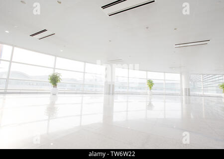 Große Fenster in weiß Büro Stockfoto