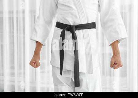 Männliche Karate Instructor im Innenbereich Stockfoto