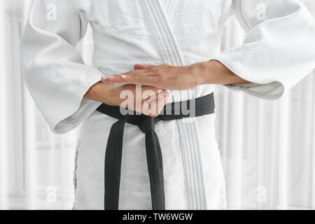 Männliche Karate Instructor im Innenbereich Stockfoto