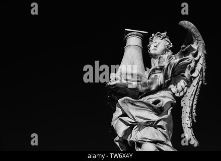 Engel Statue halten Sie die Spalte Jesu Passion sieht am Himmel ein barockes Meisterwerk aus dem 17. Jahrhundert an der Spitze der Sant'Angelo Brücke im Stadtzentrum Stockfoto