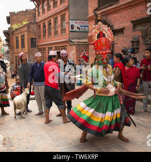 Tieropfer Zeremonie an Bisket Jatra 2018, Nepali New Year Festival. Bhaktapur, Provinz Nr. 3, Nepal, Asien Stockfoto