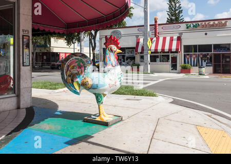 Augenhöhe Blick auf die Statue der Hahn berufskranheiten einen Souvenirshop im Little Havana Viertel von Miami, Florida, USA Stockfoto