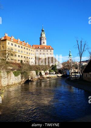 Cesky Krumlov, in der Böhmischen Region des südlichen Tschechien gelegen, ist eine der schönsten Städte in Europa. Die Stadt CK, das doppelte Erbe der Vereinten Nationen Welt Kultur und Natur, im 13. Jahrhundert auf einer wichtigen Handelsstraße blühte. Die meisten Gebäude wurden zwischen dem 14. und 17. Jahrhundert, zumeist gotische und barocke gebaut. Hier können Sie noch mittelalterliche alte Städte und prächtigen Renaissance Burgen genießen. Stockfoto