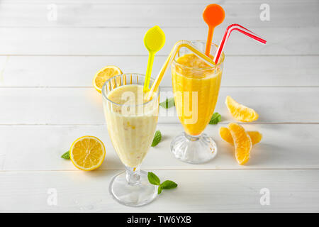 Gläser mit verschiedenen Smoothies auf hölzernen Hintergrund Stockfoto