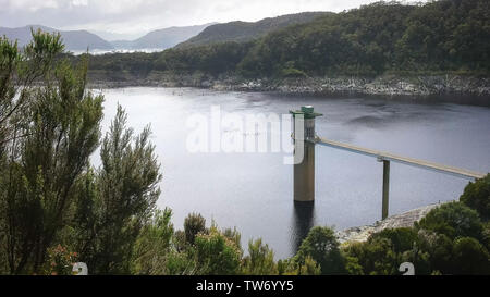 Wasserentnahmeturms in strathgordon in Tasmanien Stockfoto